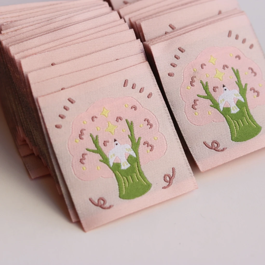Etiquetas tejidas con bonitos pájaros y árboles de dibujos animados, etiquetas de ropa personalizadas inspiradas en la naturaleza para ropa, etiquetas para el cuidado del lavado, 4x4,5 cm