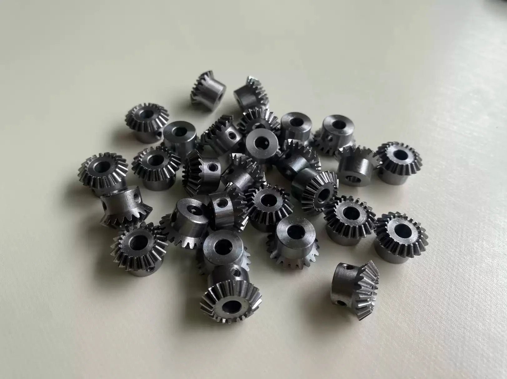 20T 45 °   نسبة 1:1 تروس مشطوفة، تتحمل 5 مم، فولاذ كربوني/45 #   الصلب، 90 °   ترس محرك الزاوية اليمنى لصنع سيارة/نماذج RC