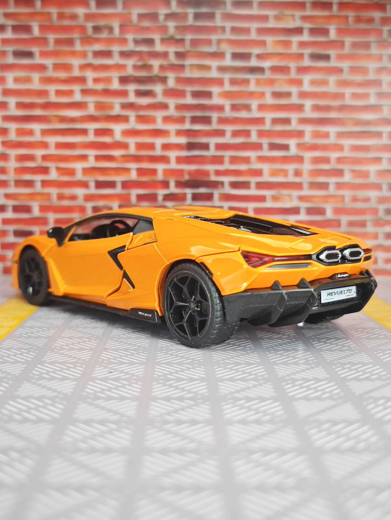 1: 32 لامبورغيني ريفولتو سبيكة سيارة خارقة نموذج الحلي جمع الباب يمكن فتح سيارة لعبة قابلة للسحب بصري صوتي للأطفال