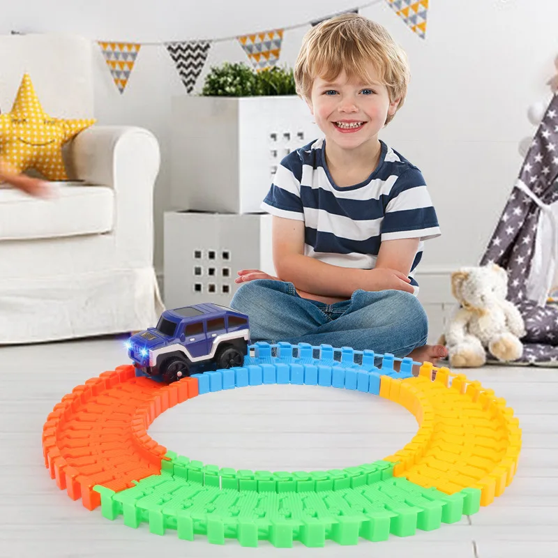 Auto ferroviaria elettrica fai da te assemblare set da corsa universale auto da pista giocattolo puzzle per auto ferroviaria educativa flessibile per regalo per bambini