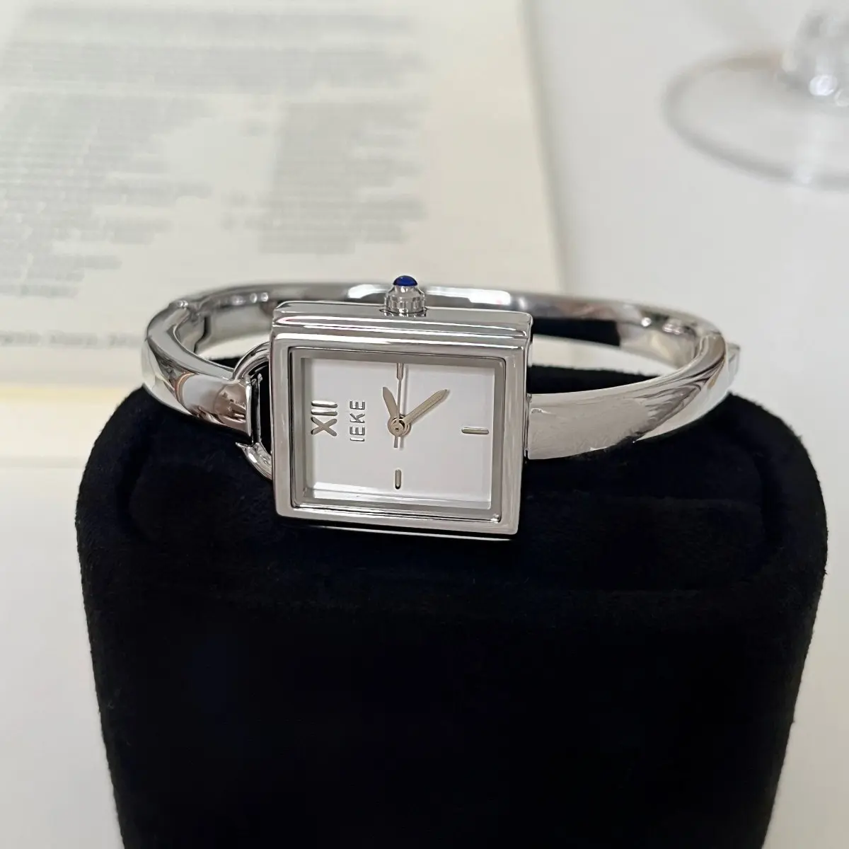 Luxurious High-End, And Elegant Women'S Exquisite Bracelet Watch A Sophisticated And Minimalist Korean-Style Women'S Wristwatch.