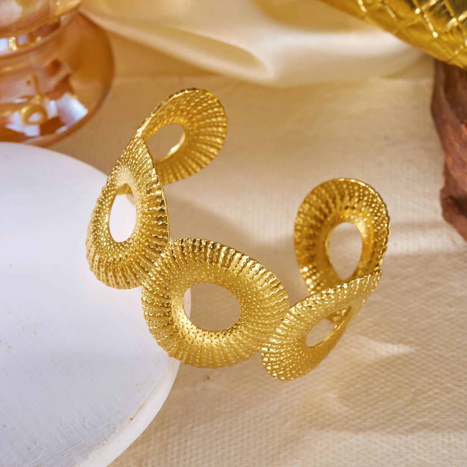 Strukturiertes Muschel-Seestern-Armband aus Edelstahl für Damen, Boho Geometrischer Ausschnitt-Manschettenarmreif, Resort-Urlaubsschmuck – Detail 7
