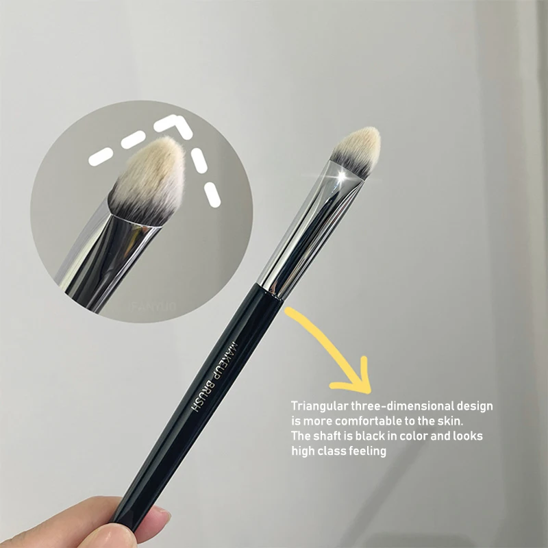 Triangle Beveled Concealer Circles Acne Brush Dark Eye Concealer Cosmetic Brush Spots Detail Highlighting Accents Makeup Brushes