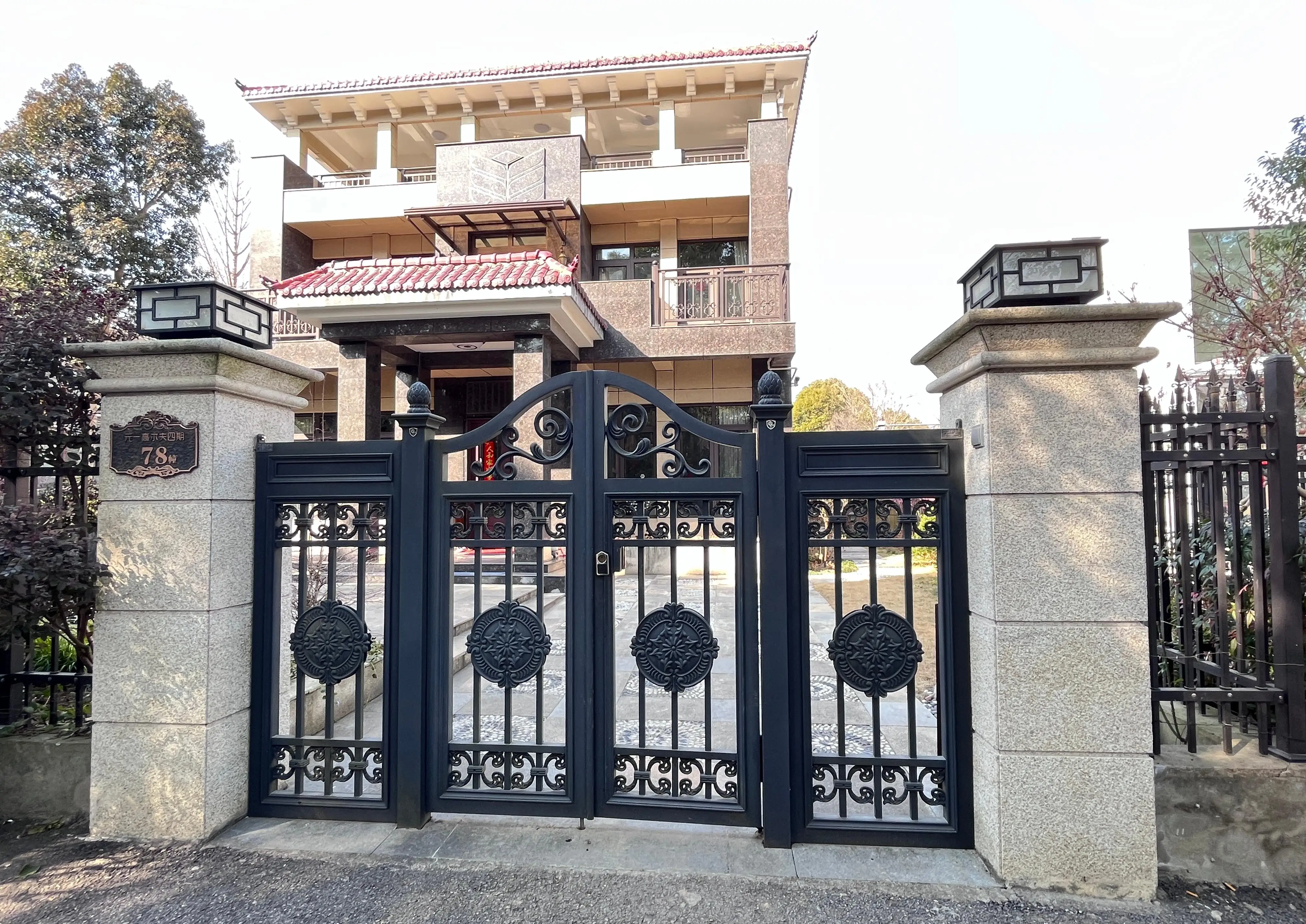 باب أمامي لمدخل فيلا واحدة مع جرس باب بتصميم منزلق ومفتاح سري وكلمات مرور وباب بوابة السياج من سبائك الألومنيوم #5