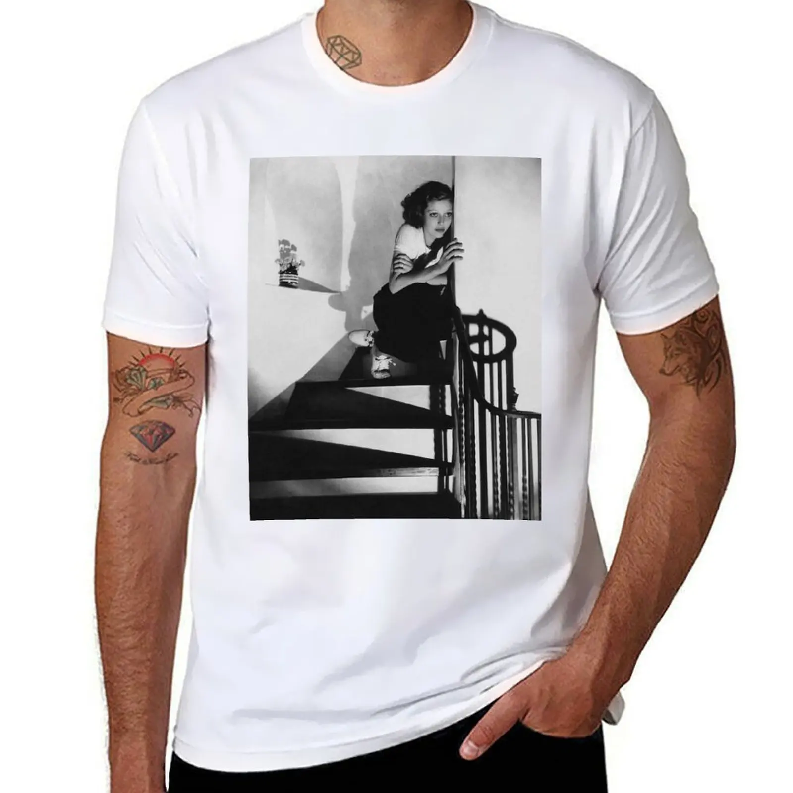 

cotton Young Staircase funny on T-Shirt Photo Sitting shirts shirt & White a t cotton t Loretta man Black