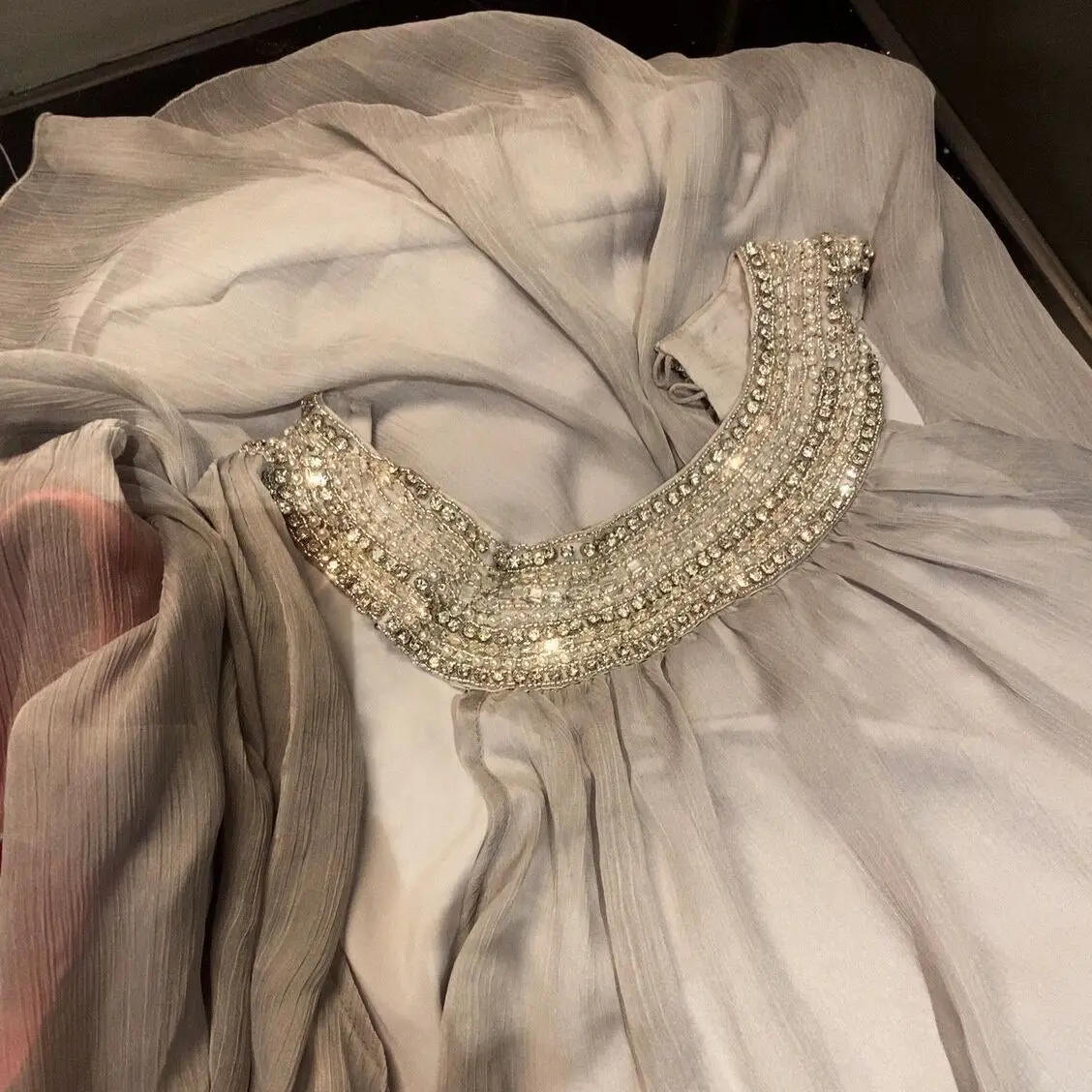 Vestido sem mangas elegante feito à mão com contas halter