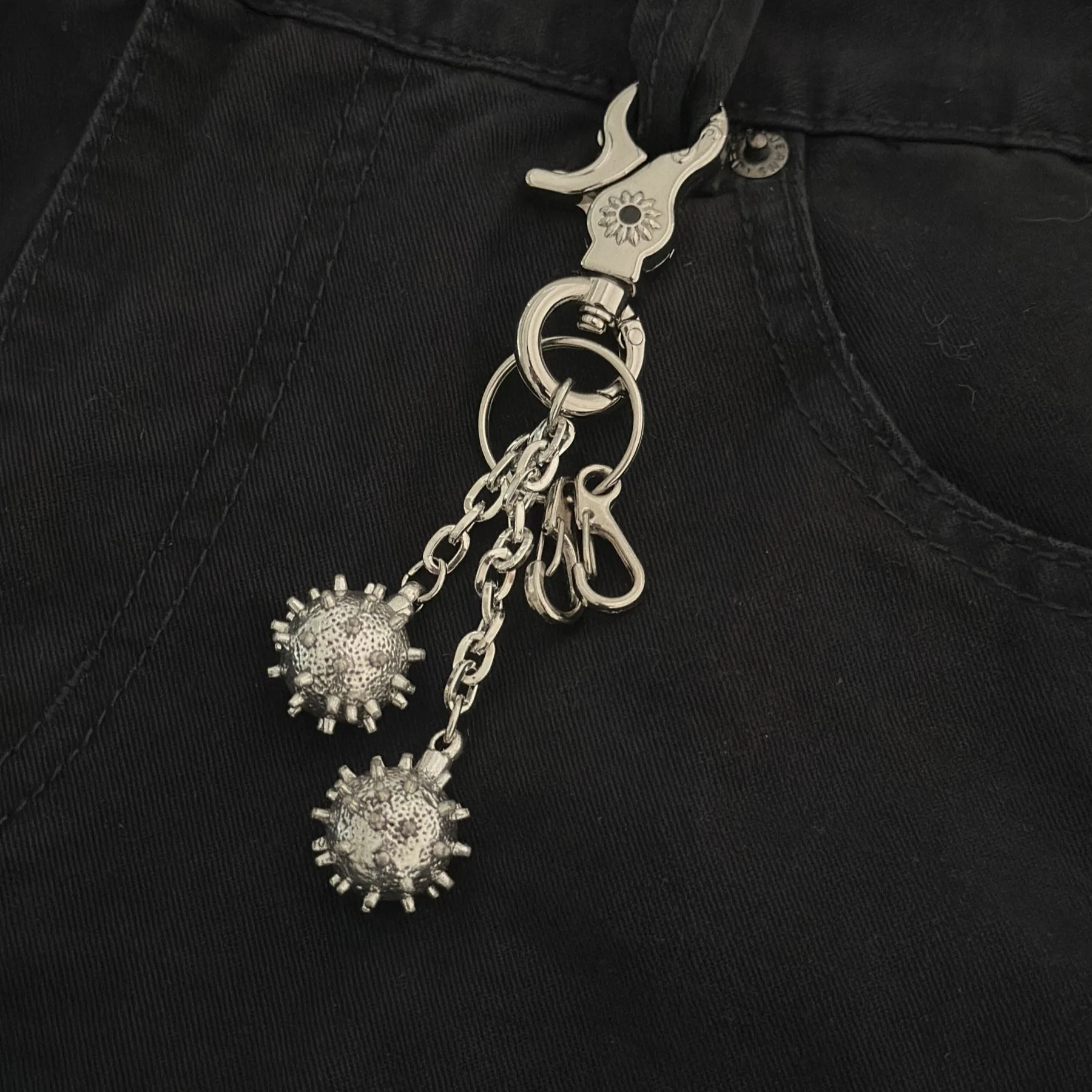 2026 New Heavy Metal Punk Rivet Plaid Star Football Keychain Hanger for Trendy Wearing, Waist Hangings for Accessories
