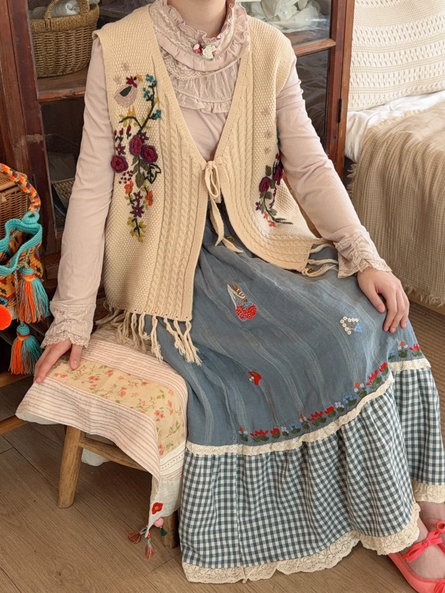 

Spring 2026 Hand Embroidered Knitted Vest Women's Faion n Sle Svel Tassel Ethnic Wind Sweater V-Ne Loose Fit