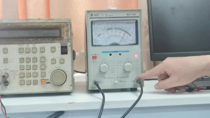 المتقدمة AC110/220 فولت مدخلات الطاقة 2 الإبر 50 هرتز/60 هرتز الجهد متر الرقمية 4 أرقام عرض مليفولتميتر