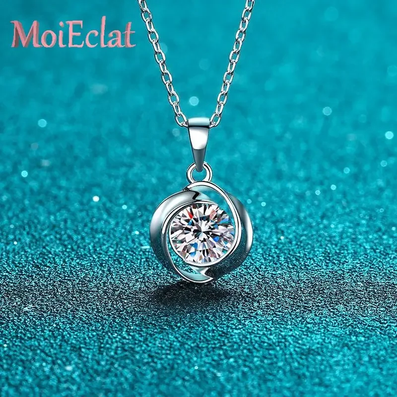 Fashion Whirlwind Round Wrapped Moissanite 1ct Pendant for Women, Luxury Travel Inspired Platinum PT950 Clavicle Chain Jewelry