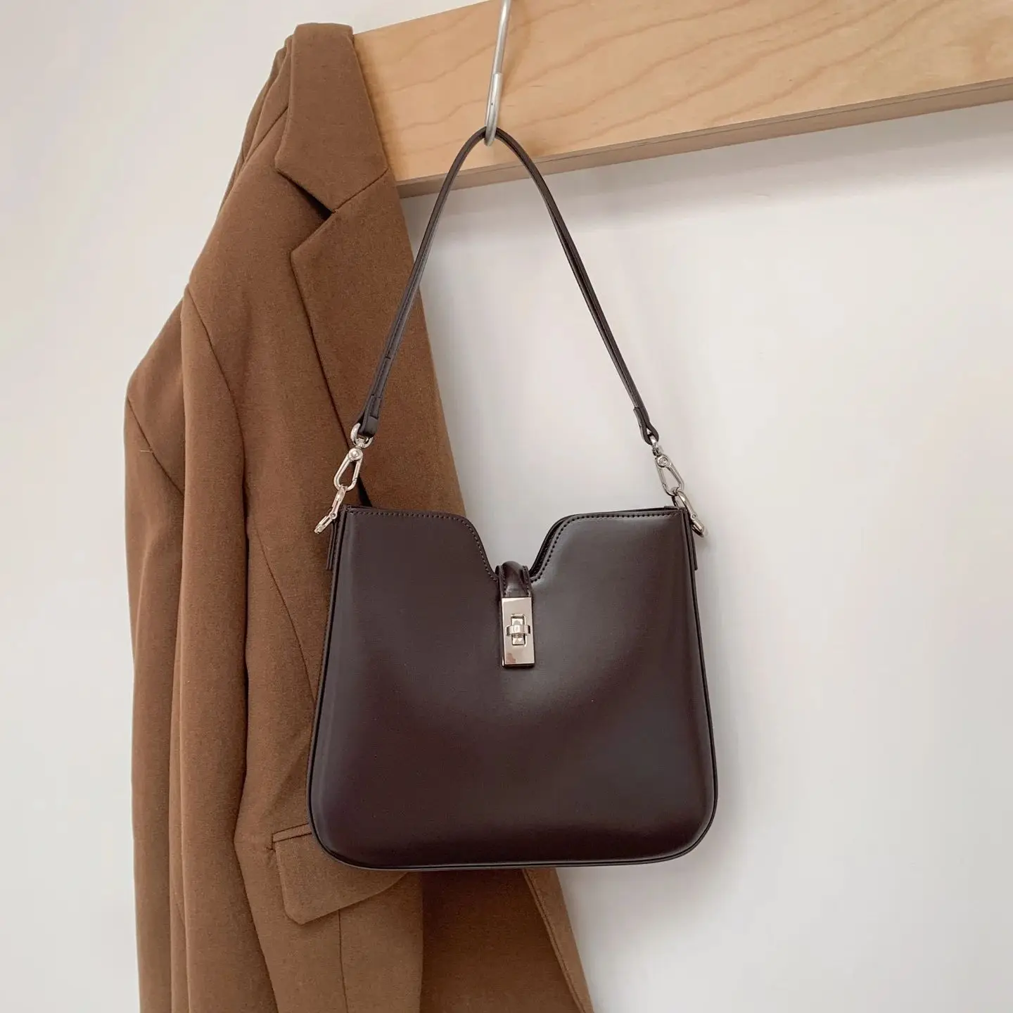 

Genuine Grade Cow Leather Women's Shoulder Crossbody Bucket Bags Luxury Designer Brand Ladies Cowhide Underarm Bag for Woman Red