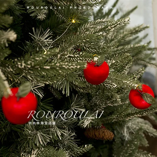 زينة عيد الميلاد مع التفاح والإكسسوارات الصغيرة