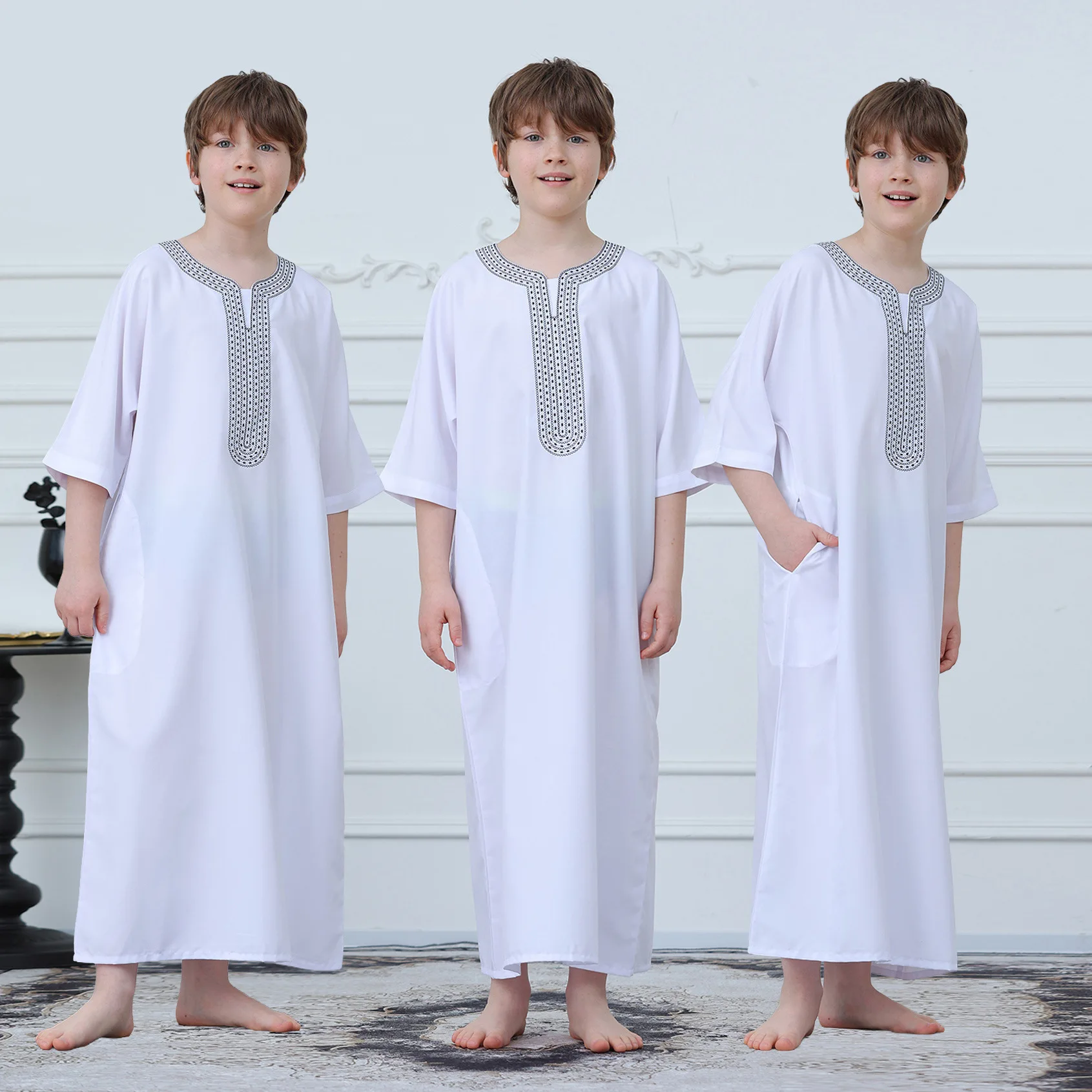 

Boys Muslim Thobe 3/4 Sleeve Geometric Embroidery Side Pocket Kids Islamic Jubba Soft Children White Arab Robe For Ramadan Eid