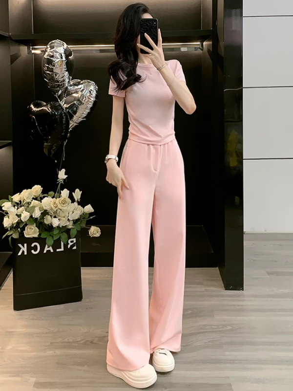 

Модный повседневный спортивный костюм для женщин, лето 2026: розовый топ с коротким рукавом и круглым вырезом, широкие брюки, комплект из двух предметов, удобный.