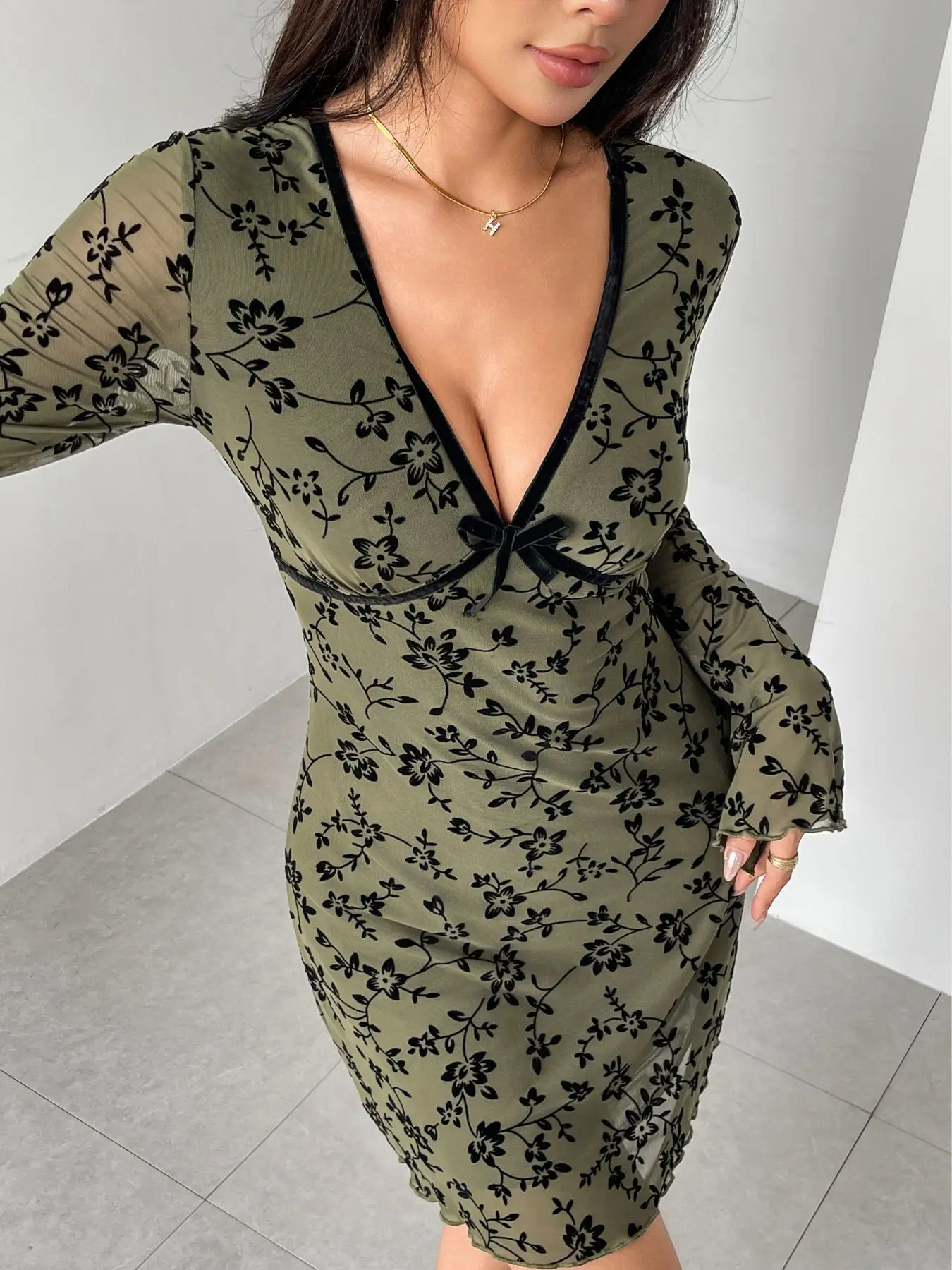 Mini abito aderente con ricamo floreale da donna Abito corto sexy con scollo a V in rete trasparente a maniche lunghe Abito corto da festa per night club con data di strada