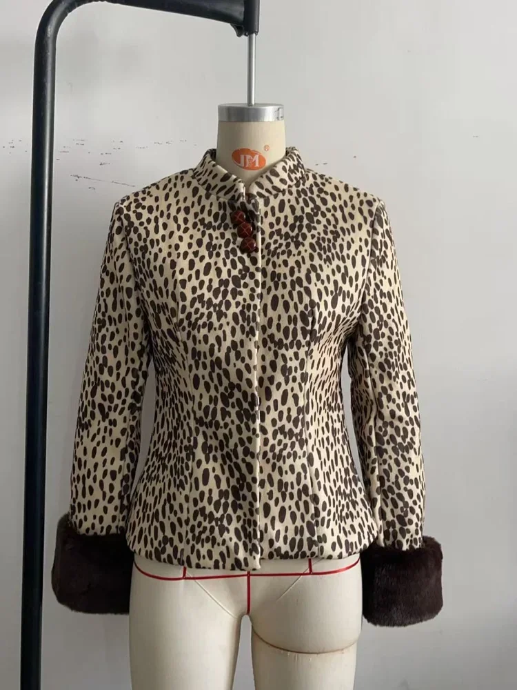 Damen Kunstpelzjacke mit Stehkragen, Großen Dunklen Pelzmanschetten, Patchwork-Design, Kurzer Mantel im Vintage-Tierdruck, Flauschige Figurbetonte Oberbekleidung – Detail 4