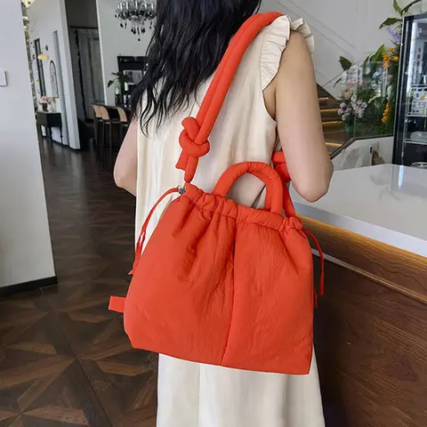 패션 작은 퍼퍼 토트 백 나일론 다운 코튼 Drawstring Crossbody 가방 여성 숄더 가방 2024 새로운 대형 레이디 핸드백