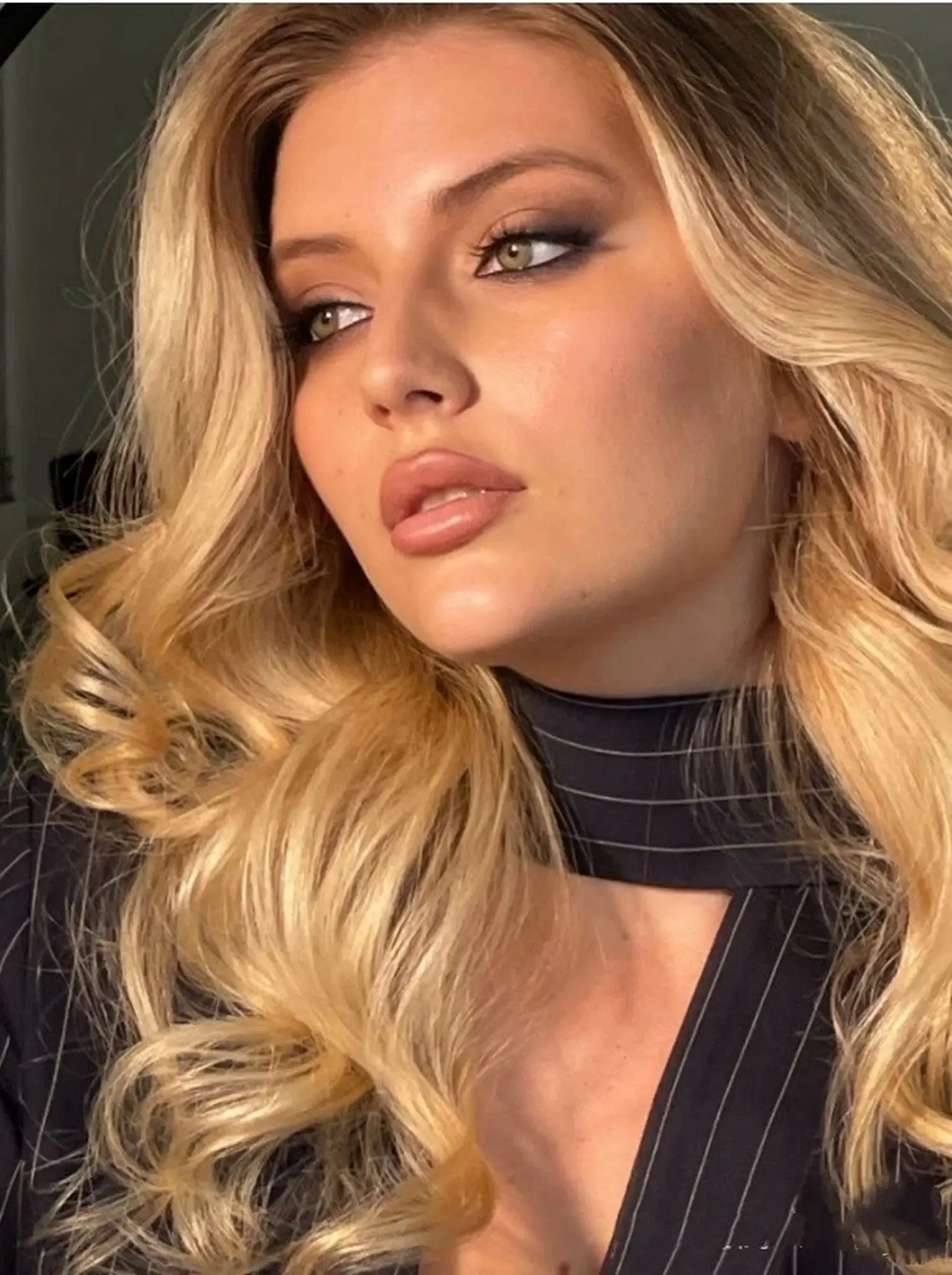 Parrucca anteriore in pizzo HD Biondo miele Radice scure Spalla Parrucca sintetica Parrucca a onde sciolte in fibra di lusso premium per donna Look realistico