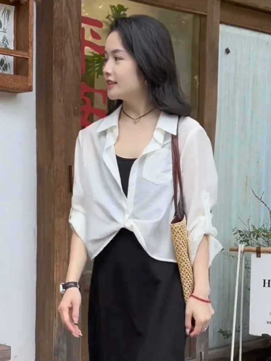 

Женский летний новый комплект из двух предметов: свободная рубашка с коротким рукавом для защиты от солнца и тонкое платье-кардиган на бретельках. Удобный вариант для повседневной носки.