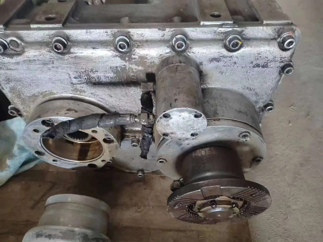Picture 7: Second-Hand Sani Imported Transfer Case Assembly Concrete Pump Truck Parts for Construction Machinery