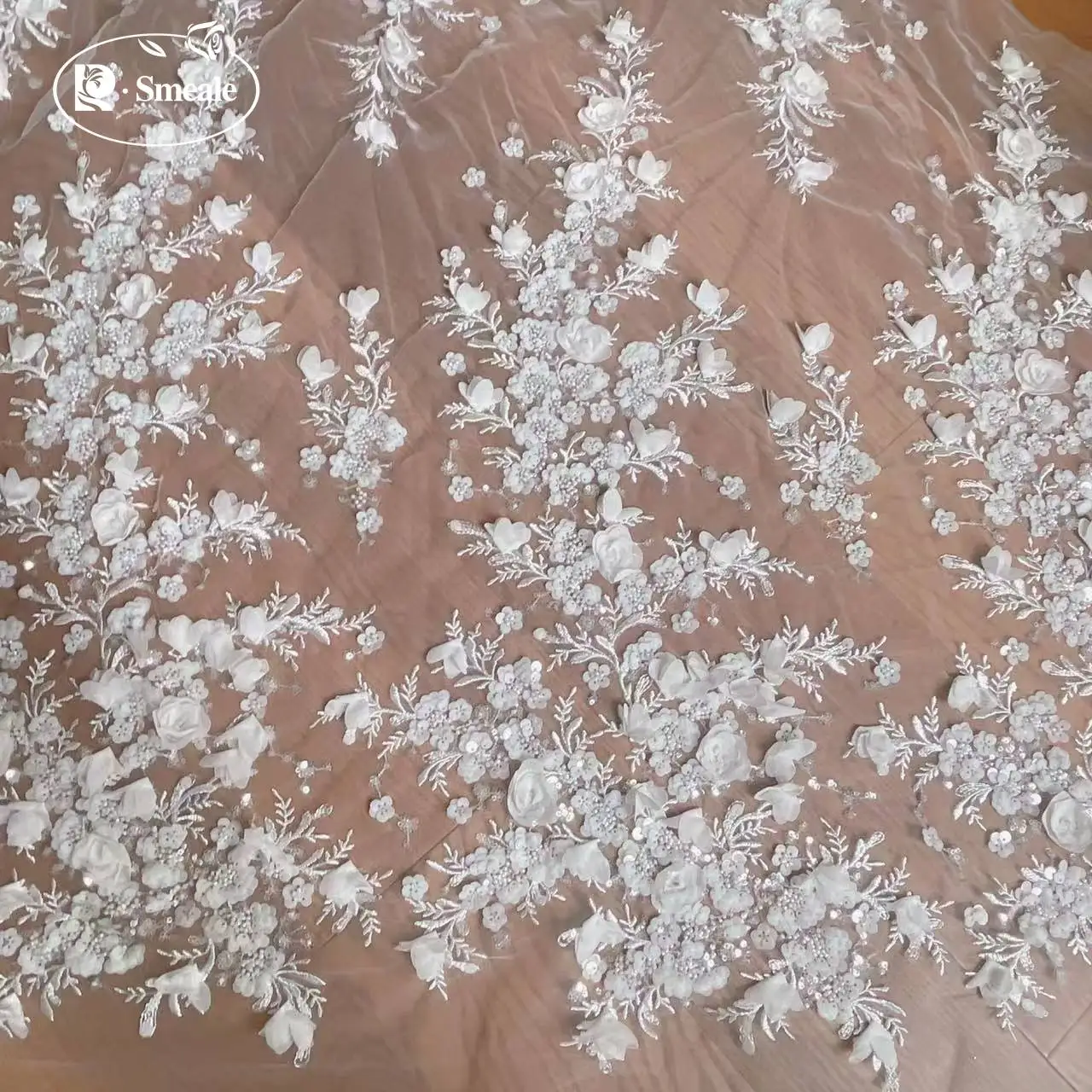 Weißer 3D-Chiffon-Blumen-Perlen-Pailletten-Stickerei-Spitzenstoff. Hochzeitskleid aus glänzendem Brautstoff RS250481 – Detail 4