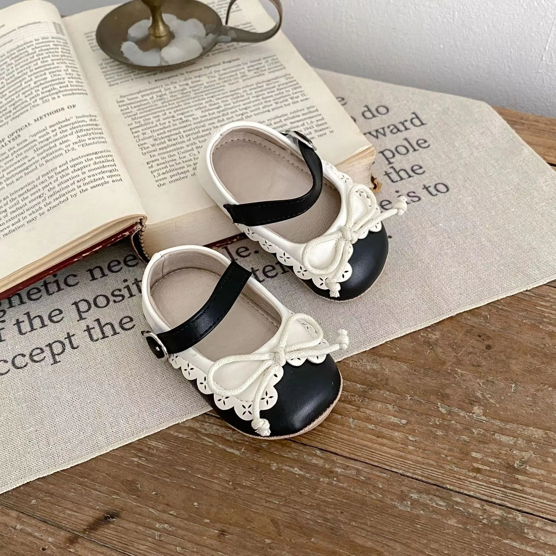 Sweet and cute baby girl shoes with retro style bow, gentle and versatile, breathable, non slip, wear-resistant soft sole single