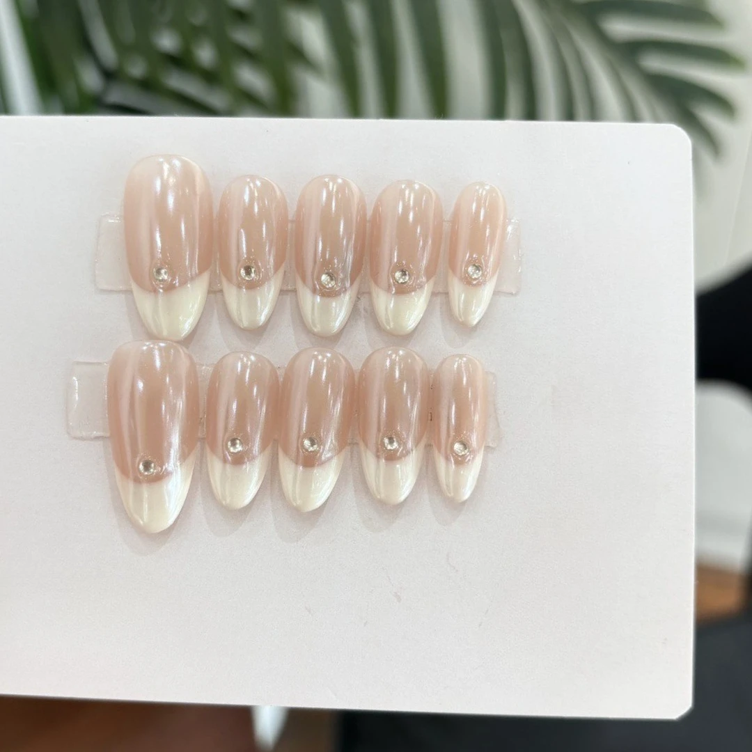 24 Uds. De uñas postizas con gradiente de purpurina Floral 3D, punta francesa cremosa, uñas postizas cortas de almendra, diamantes de imitación, arte de uñas elegante