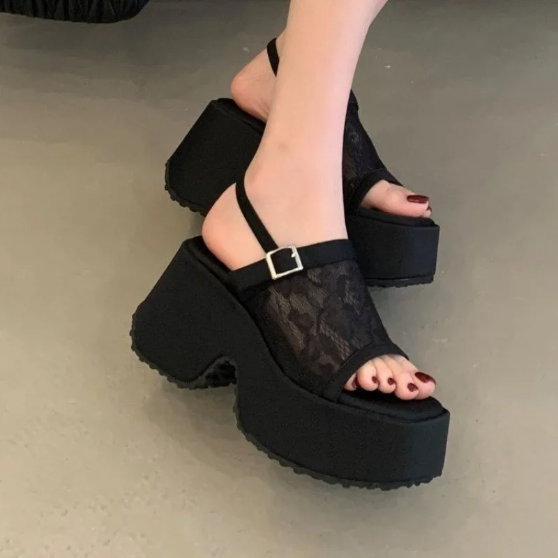 

Новые женские летние сандалии на платформе с открытым носком 2026 года: модные повседневные пляжные туфли на ремешках