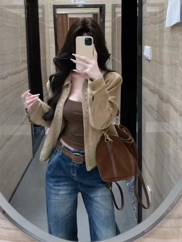 アメリカンレトロスエードジャケットまたはアウターウェアファッショナブルな冬用トップス女性用プレミアム感のあるリベットディテールジッパー開閉式帽子なし