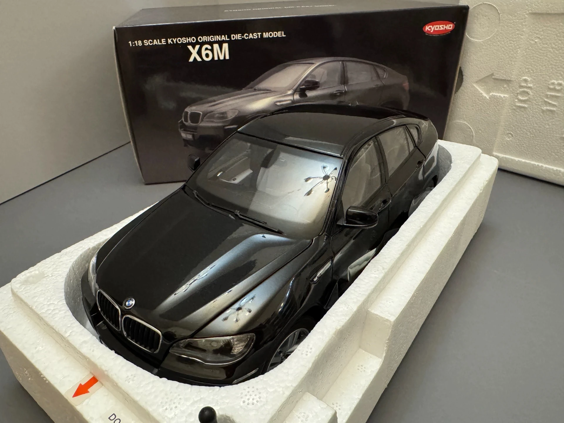 

Модель автомобиля Kyosho 1:18 X6M, черная, имитационная, лимитированная серия, полностью открывающаяся, из металлического сплава, статическая, игрушка-подарок