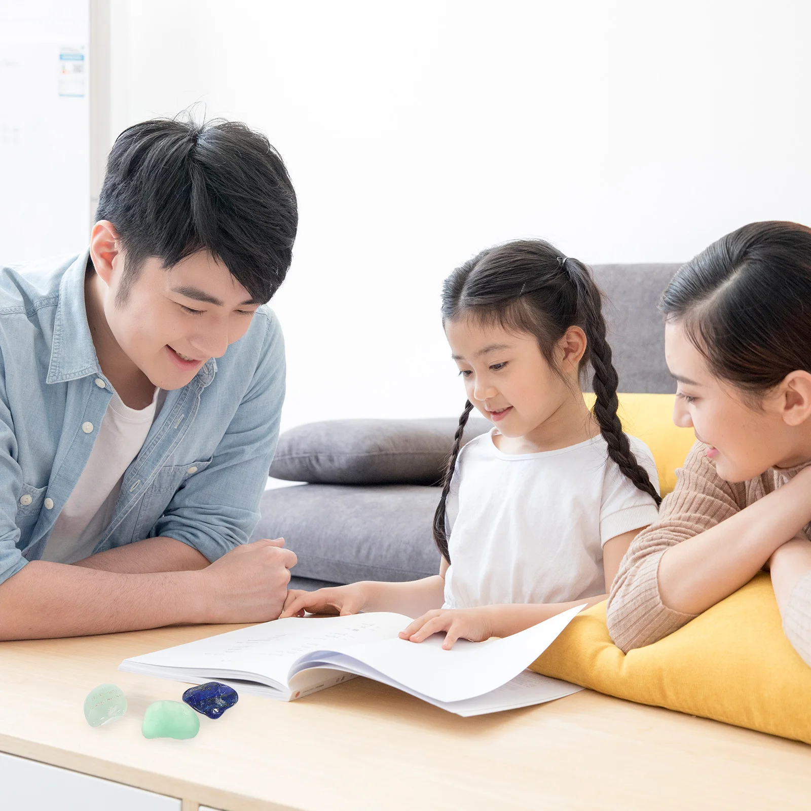 กล่องคริสตัลหินกึ่งมีค่า 1 กล่อง ตัวอย่างหินแร่ธรรมชาติขัดเงา สำหรับการศึกษาทางวิทยาศาสตร์และการสอน