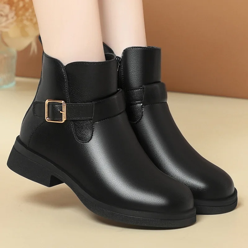 موضة مريحة أحذية من الجلد الناعم المرأة أحذية الشتاء 2026 كعب مربع دافئ قصير الفراء أفخم حذاء من الجلد لمكتب أمي #1