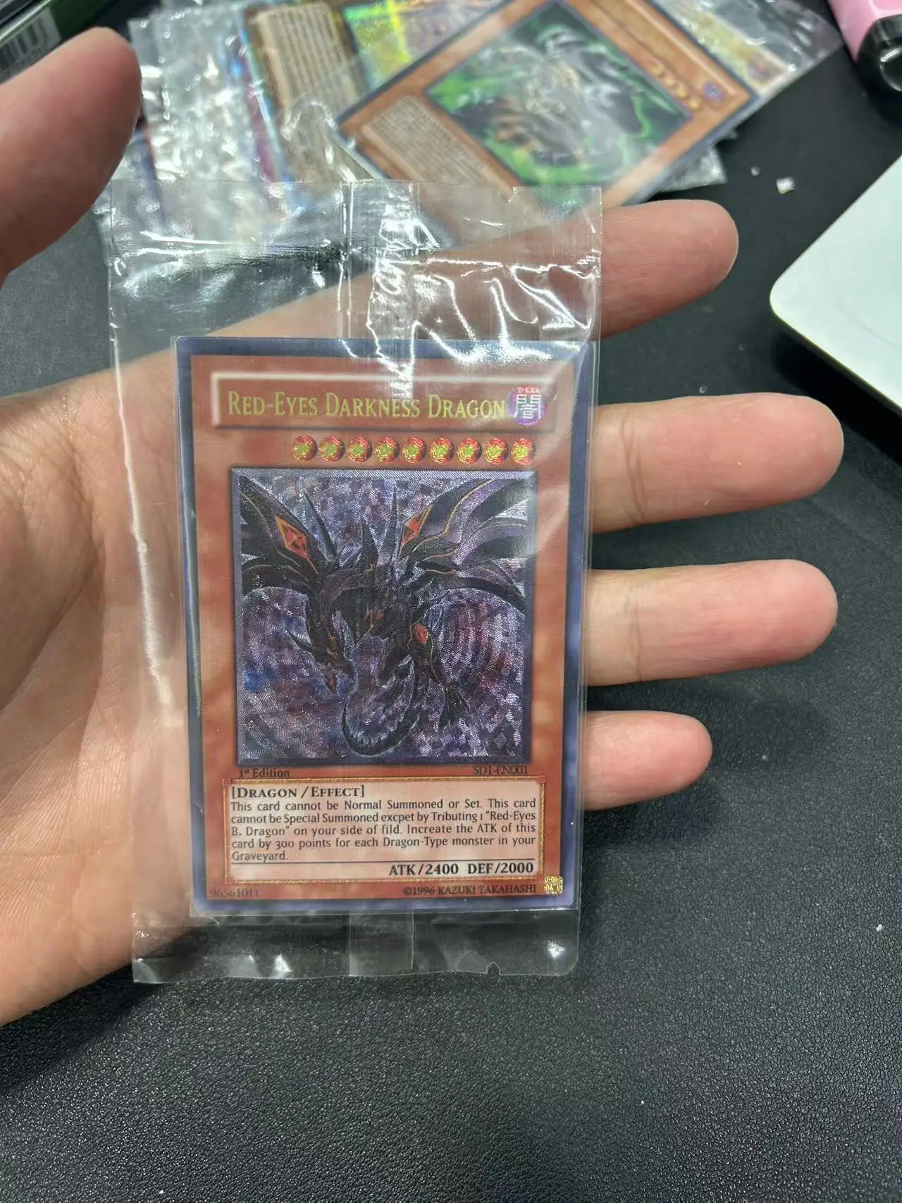 

Yu Gi Oh Ultimate Rare/UTR TCG Red-Eyes Darkness Dragon (SD1-EN118) Настольная игра Коллекция английской на заказ Карта (не оригинал)