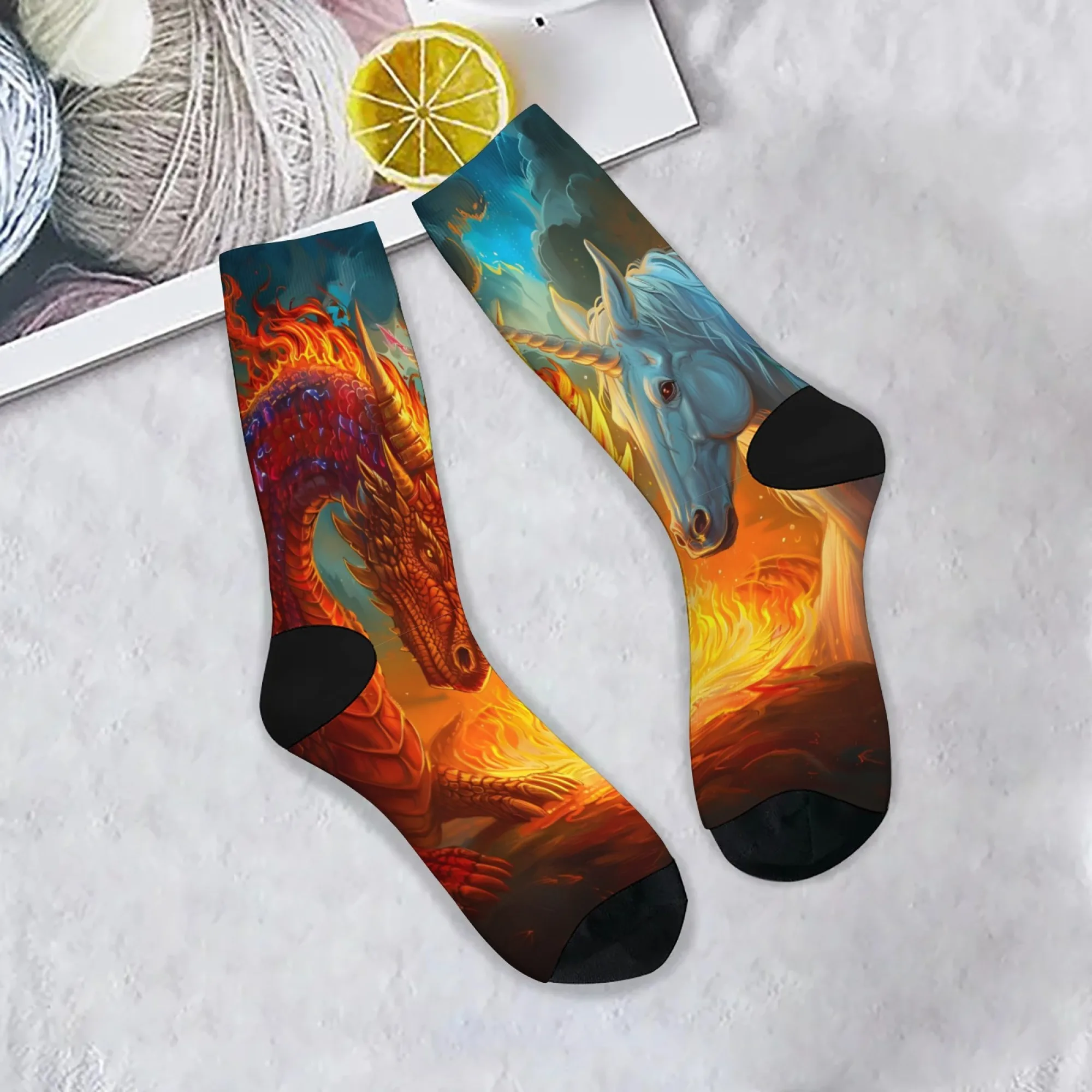 Bunte Fantasy-Drachen- und Einhorn-Crew-Socken, Socken mit mythischem Kunstdruck, einzigartiges Geschenk für Fantasy-Fans und Streetwear-Enthusiasten