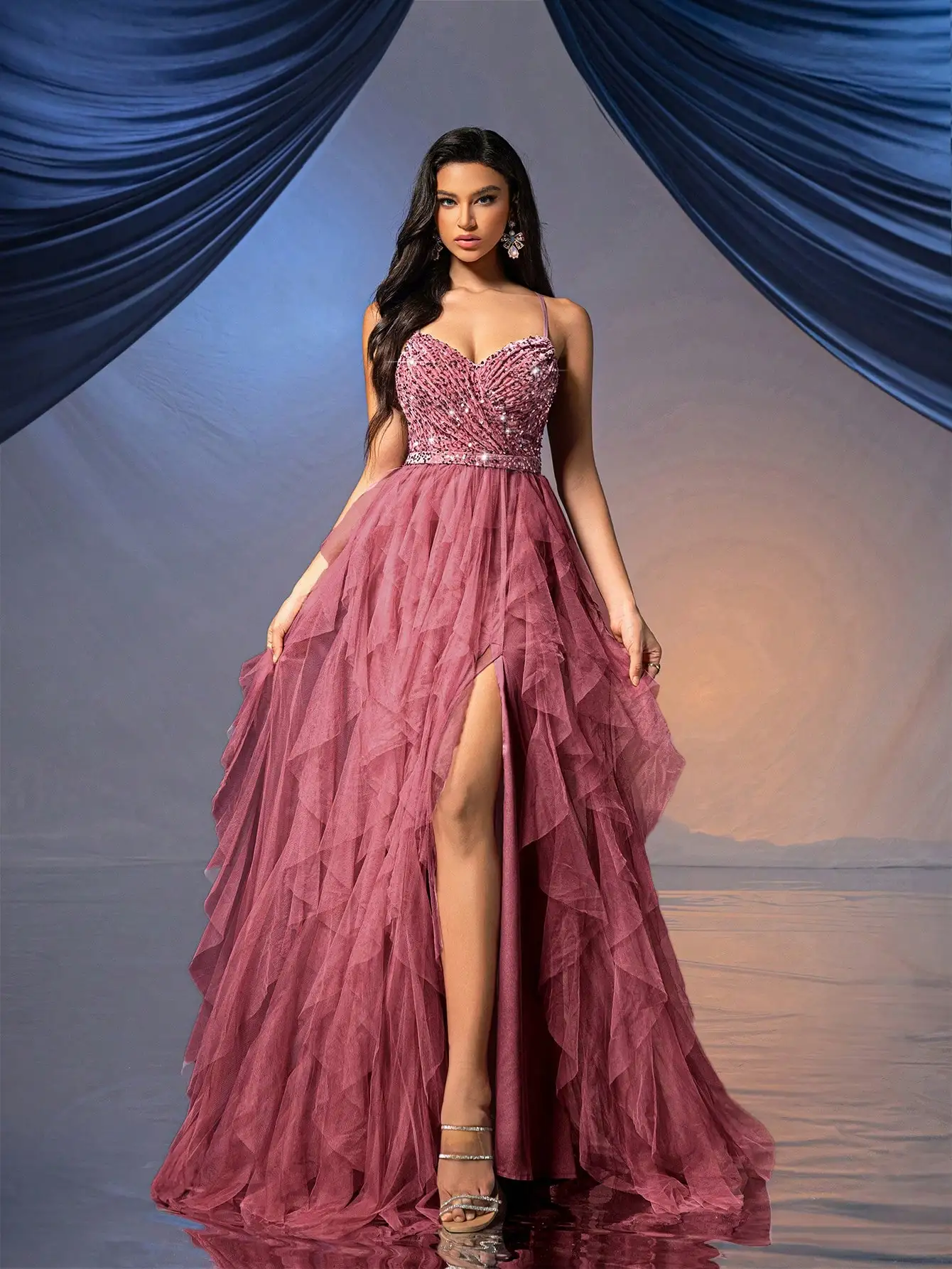 エレガントなスパンコール付きイブニングドレス、ハイ スリットとフリル付きチュールスカート、フォーマルなイベントに最適