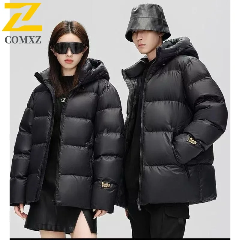 

COMXZ пуховик мужской черный золотой короткий стиль тренд свободный крой национальный стандарт белый утиный пух пара с капюшоном теплое тактическое пальто