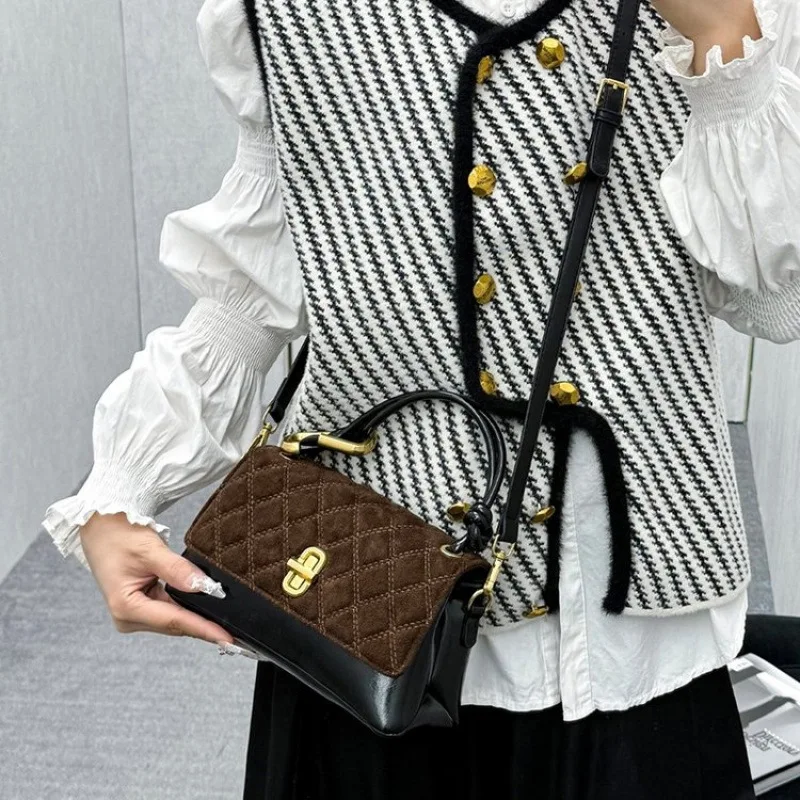 

Винтажная квадратная сумка с клапаном 2025 года, женская сумка через плечо, сумка-тоут с верхней ручкой, минималистичная сумка «день-ночь», текстурированный слинг