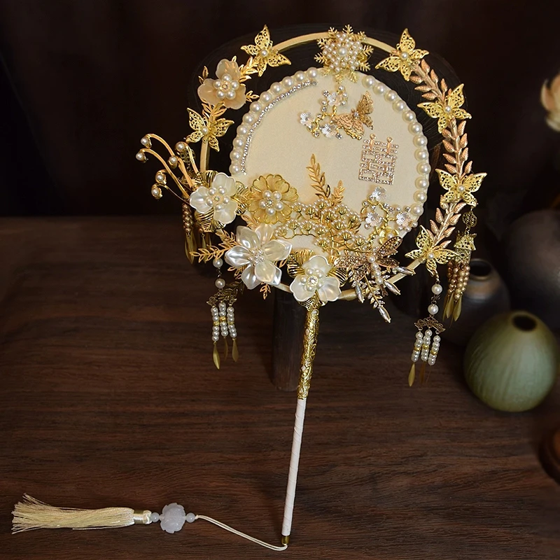 مروحة الزفاف الذهبية المصنوعة يدويًا لحفلات الزفاف الصينية، مروحة فستان Xiuhe الميمون كهدية تزيين الزفاف #2