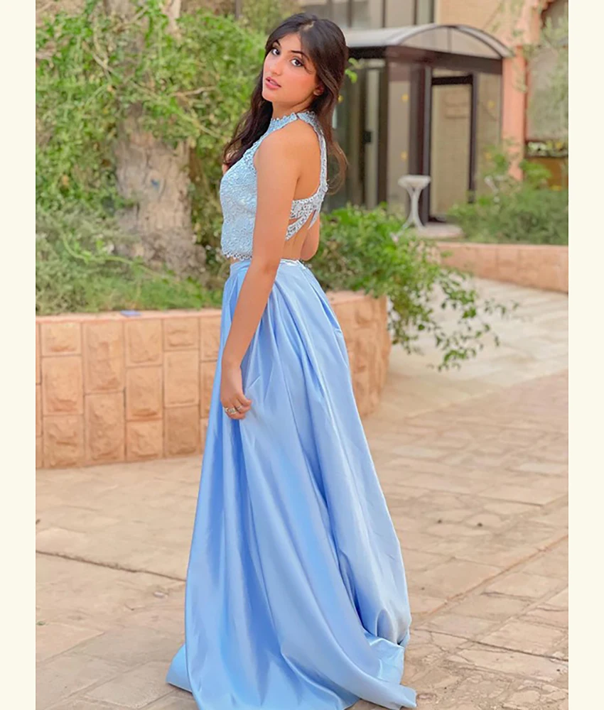 ชุดราตรีผ้าซาตินทรงเอไลน์แต่งลูกไม้แบบสั่งตัดพิเศษ คอทรงโอ แขนกุด ยาวกรอมพื้น ให้ลุคสง่างาม