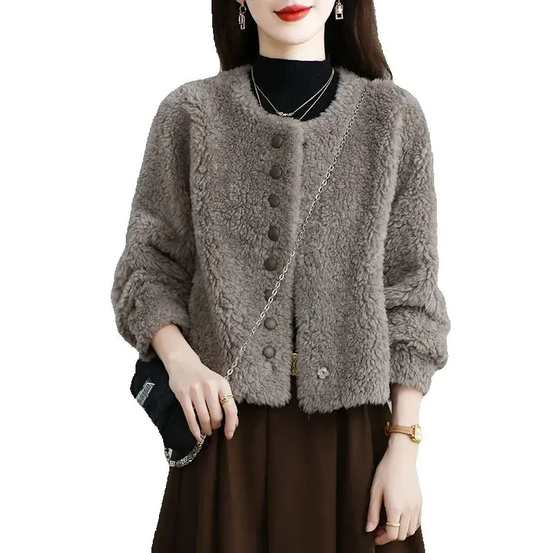 

Женская шуба из овечьей кожи, новая зимняя мода и универсальный стиль на 2025 год, короткая шуба из овчины.