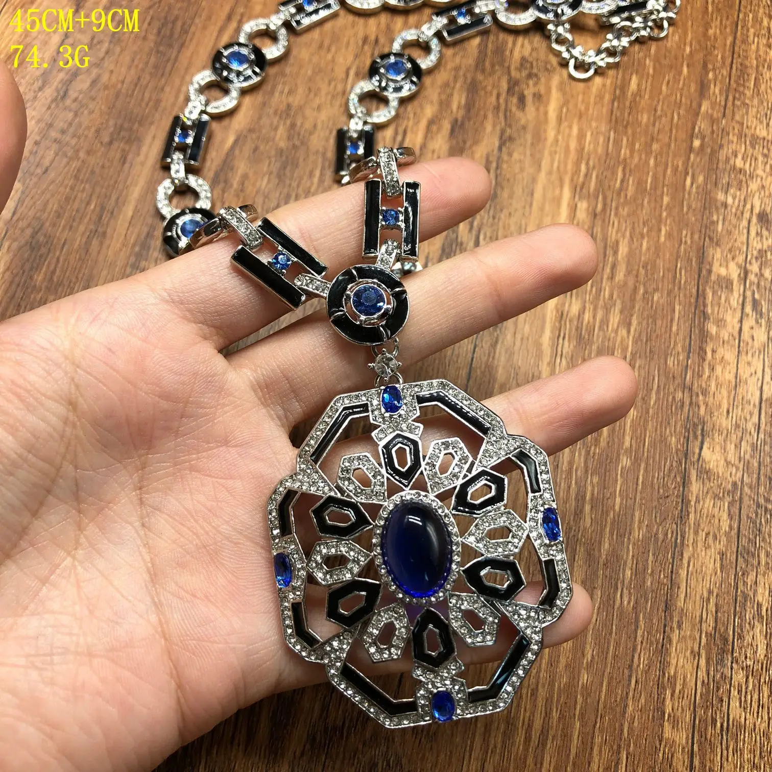 collier-creux-medieval-exagere-incruste-de-diamants-broche-geometrique-bijoux