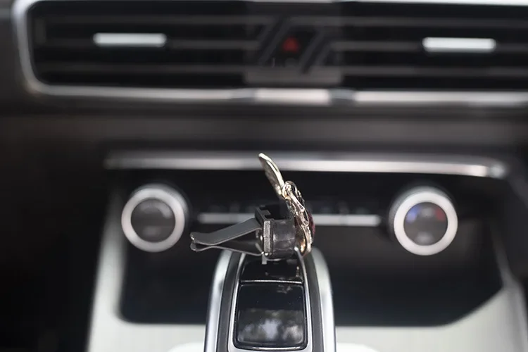1pc Car Vent Clip Bat Skull Shape Rhinestone Decor Car Air Vent Clip Aromatherapy Perfume Accessory Car Interior Accessories