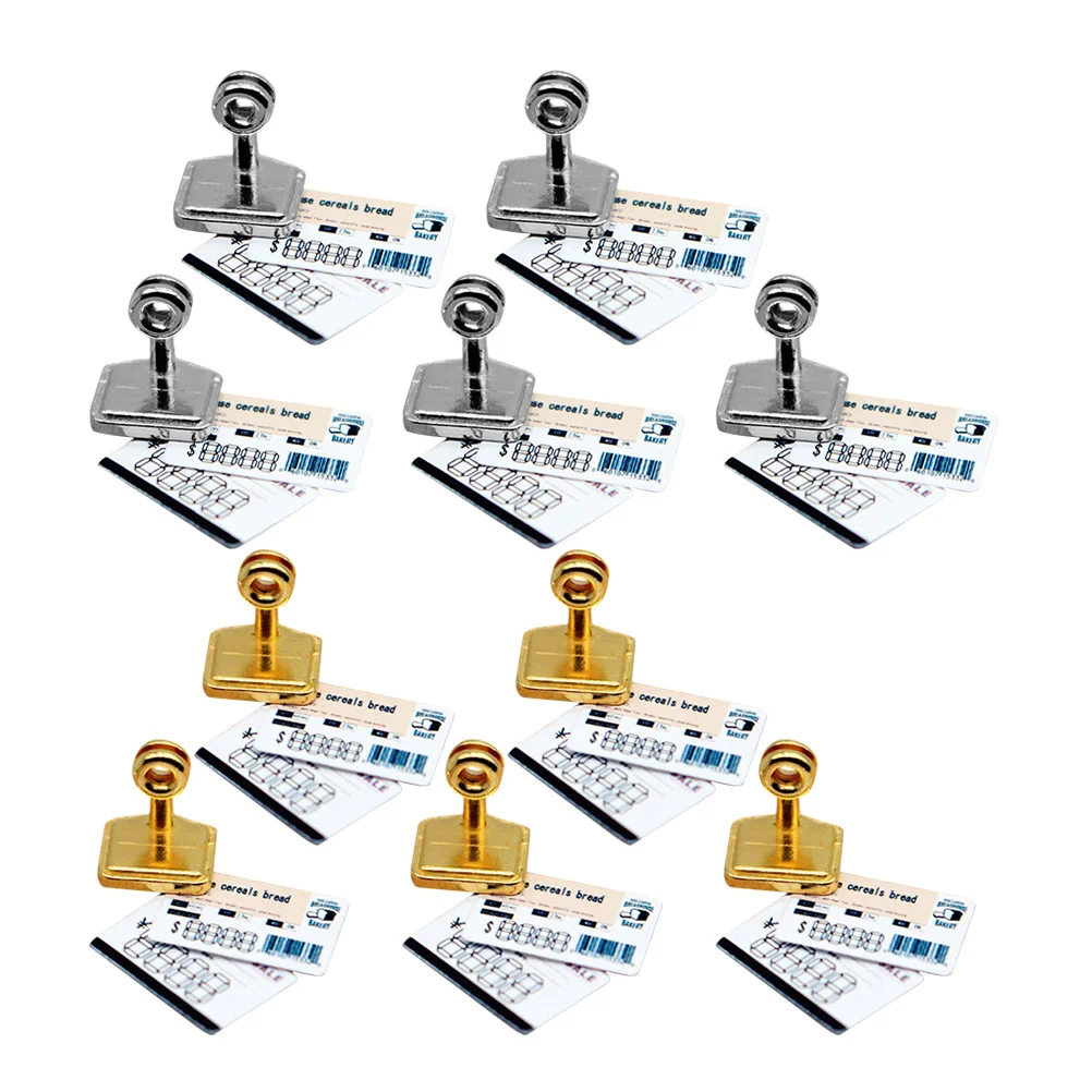 ชุดของตกแต่งบ้านตุ๊กตาขนาดเล็ก 1 ชุด ทำจากโลหะผสมอย่างดี สำหรับตกแต่งบ้านตุ๊กตา อุปกรณ์ประกอบฉากถ่ายภาพเด็ก แท่นโชว์ขนาดจิ๋ว ของประดับตกแต่ง