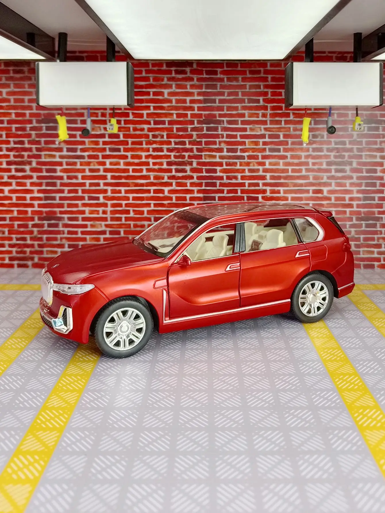 1:24 simulation BMW X7 alloy off-road vehicle model, doors and engine hood, trunk can be opened rich in details, finely crafted