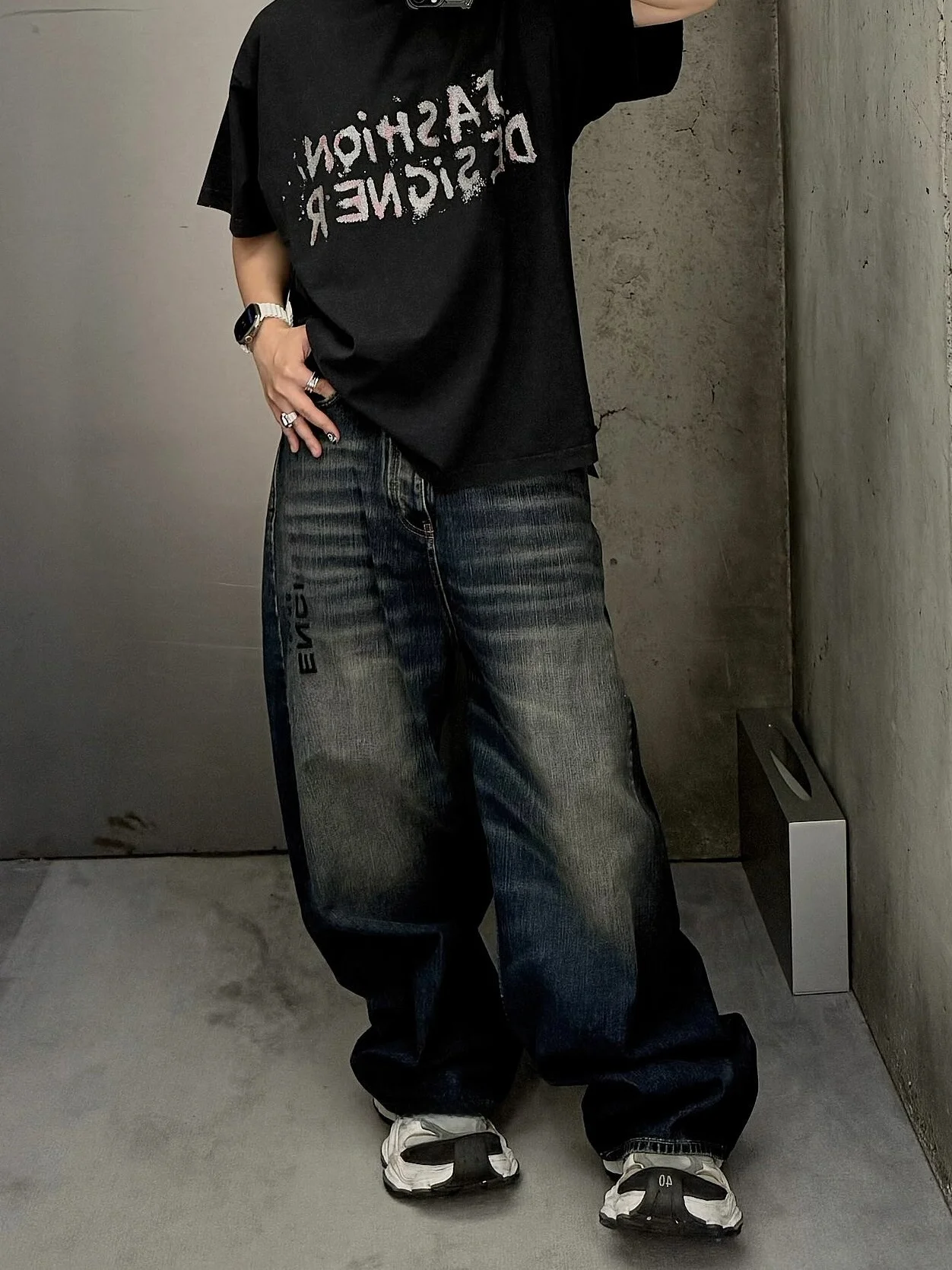 

Retro Letter Embroidery Bla Waed out Distred Straight Leg Jeans Baggy Youthful Wear Resistant Stone Waed Jeans