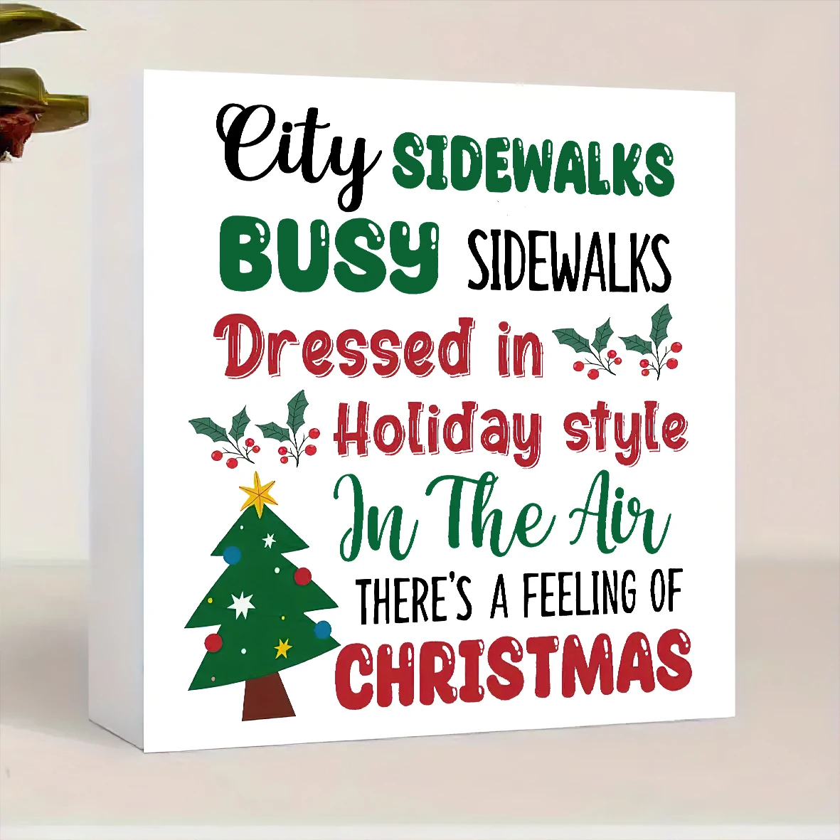 قطعة واحدة من زخرفة سطح المكتب لعيد الميلاد الاحتفالي - "أرصفة المدينة مشغولة بنمط العطلة" خشب، أحمر وأخضر مع لهجات هولي