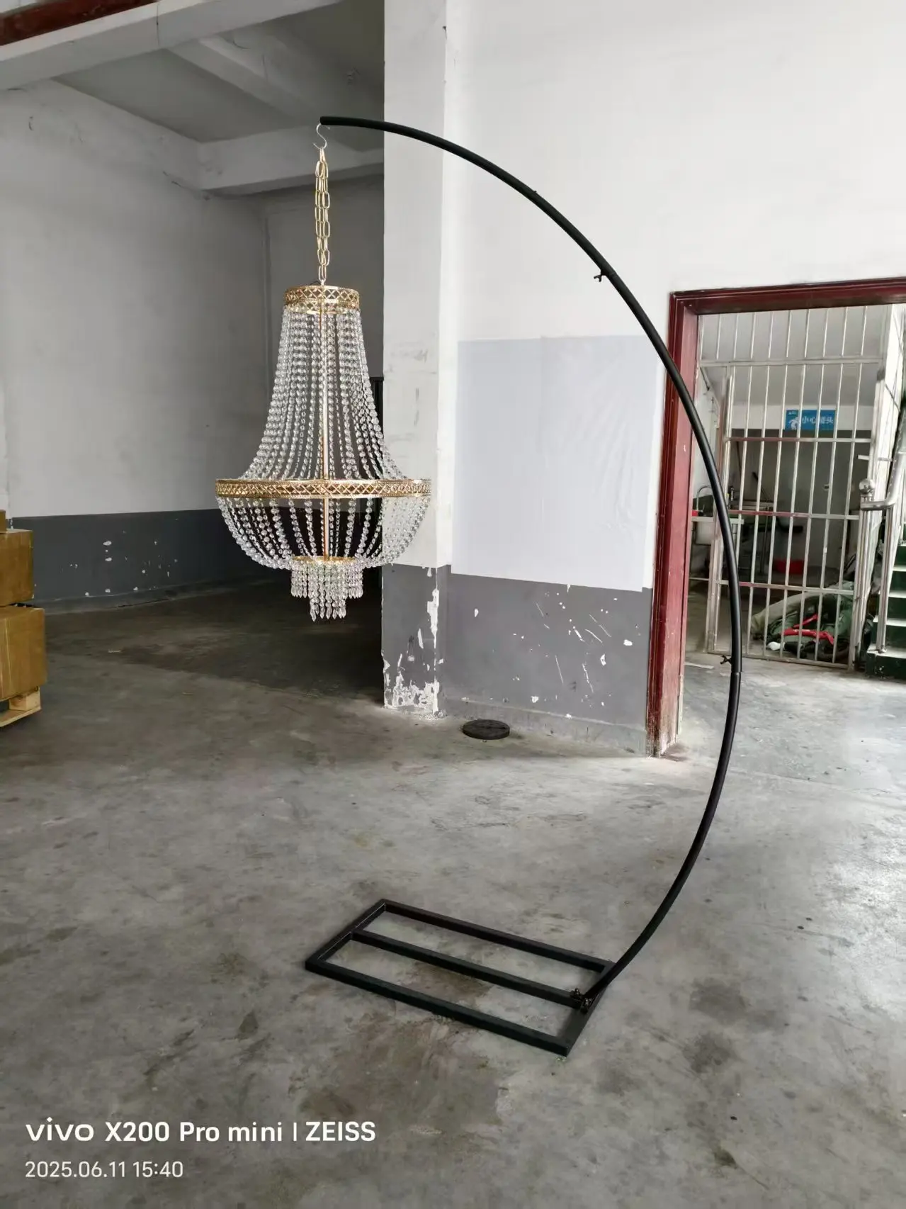 Exquisiter Metallbogen mit hängenden Kronleuchterblumen, Hochzeitsständer für Party- und Eventdekoration – Detail 4
