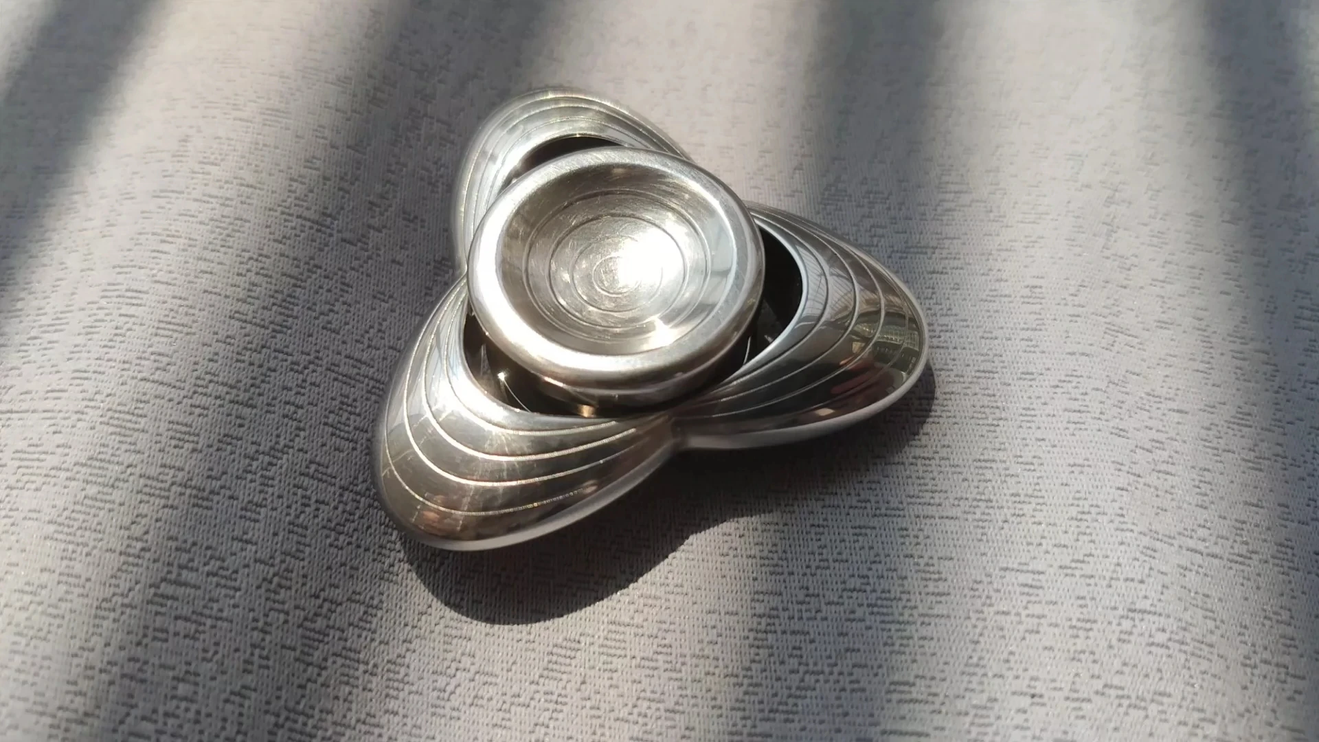 

Shell fingertip gyroscope with stainless steel polishing