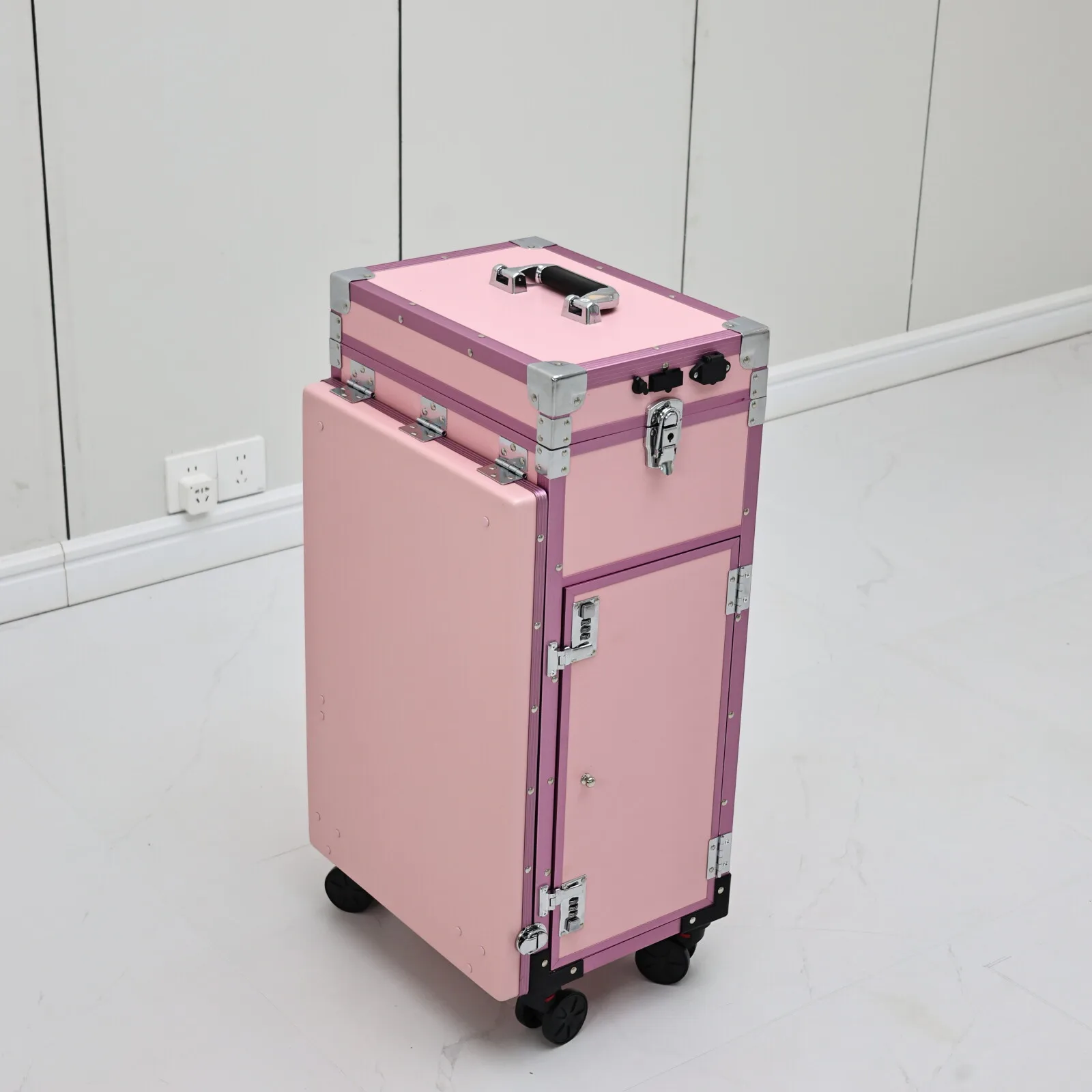 Rosa, tragbarer Manikürtisch mit LED-Spiegel, Schubladen und Rollen, zusammenklappbarer, rollbarer Nagelstudio-Tisch mit Stuhl, Salonmöbel für Nageldesigner. – Detail 12