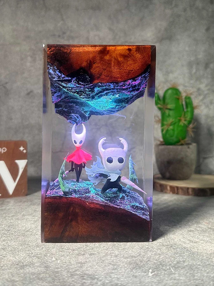 Figurka Gry Hornet Organiczna Żywica Lekka Kreatywna Sztuka Lampka Nocna Dekoracja Rękodzieło Hollow Knight Lampa Stołowa Ładowanie USB